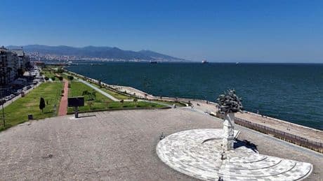 İzmir'de sıcak hava nedeniyle Kordon boş kaldı