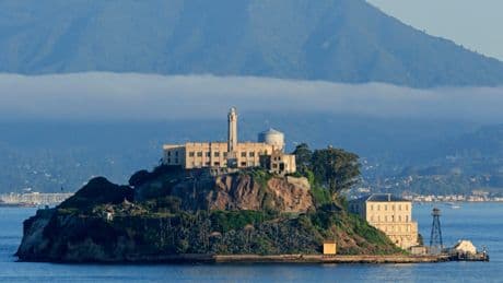 Donald Trump, Alcatraz et Hollywood : Comment le cinéma a nourri le mythe de l’île-prison