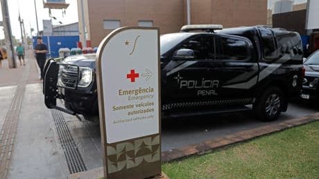 Una crisis de salud lleva a Bolsonaro al hospital mientras su hijo Eduardo es elegido líder de la minoría en el Congreso