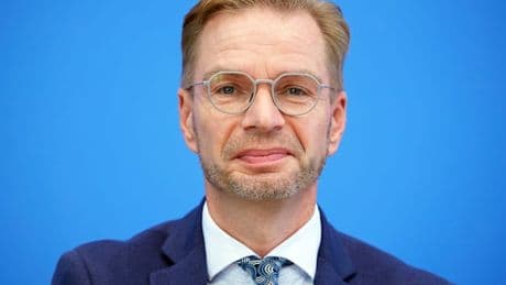 Steuerzahlerbund fordert weniger Verbeamtungen und Abschaffung von Privilegien