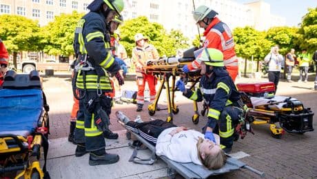 Große Katastrophenübung: Einsatzkräfte simulieren Flugzeugabsturz in Großstadt
