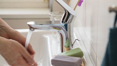 Macht sie kaputt: 3 Oberflächen darf man nicht mit Wasser putzen