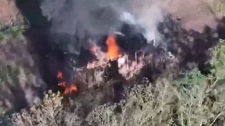 Stahl-Koloss in Flammen - 60 Drohnen zerstören Putins „Zar-Panzer“
