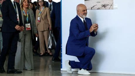 Arnavutluk Başbakanı Rama, Meloni’nin önünde yine diz çöktü