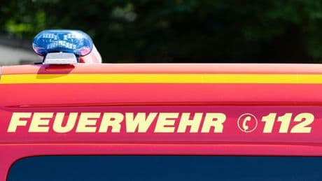 Feuer: Fluchtweg abgeschnitten: Feuerwehr löscht Treppenhaus