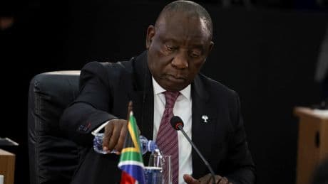 Afrique du Sud: le ministre de la Police «mis en congé» après des accusations de corruption