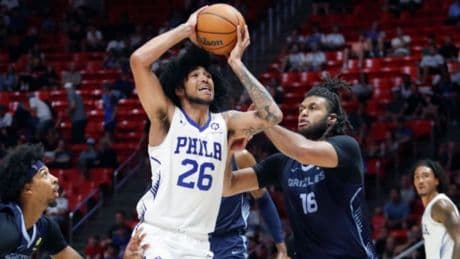 Izan Almansa se queda en los Sixers