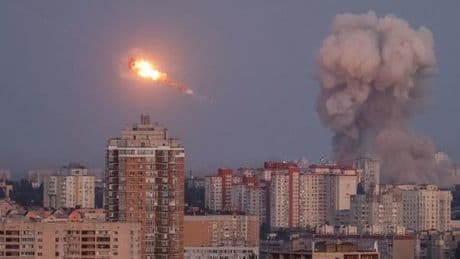 En direct, guerre en Ukraine : Kiev visée par une attaque massive de drones et de missiles russes, un bâtiment gouvernemental touché