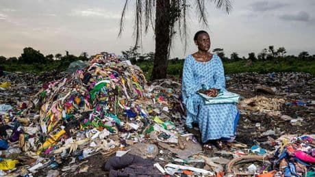 La reina del reciclaje de Gambia que hizo del plástico una forma de empoderar a las mujeres