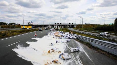 Crash op A50: weg kleurt wit door melkpoeder