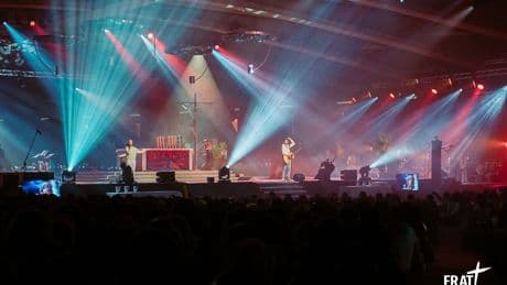 Frat de Lourdes 2025 : ces musiques qui font prier les jeunes