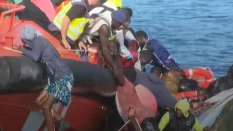 Al menos cinco personas fallecidas, dos muy graves y una bebé desaparecida tras volcar un cayuco en El Hierro