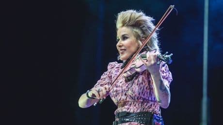 La violinista de color rosa