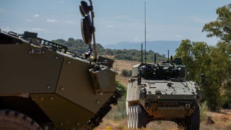 General Dynamics negocia con los gobiernos de Aragón, Cataluña y País Vasco para abrir nuevas fábricas de blindados y protegerse de la ofensiva de Indra