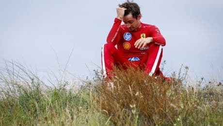 Solo, triste, a fissare il vuoto: le foto che mostrano tutta la disperazione di Leclerc dopo il Gp d’Olanda