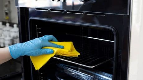 Ni vinagre ni bicarbonato: esta es la mejor forma de quitar la grasa del horno