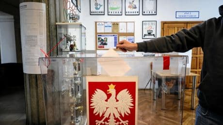 Présidentielle en Pologne: le candidat libéral Rafal Trzaskowski légèrement en tête du premier tour