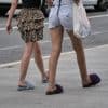 Slippers, minirok of shorts op het werk? Heel wat Belgen vinden het ongepast