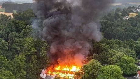 Feuerwehr im Großeinsatz: Gebäude im Ittertal in Solingen-Wald in Brand geraten