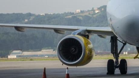 ¿Por qué se atenúan las luces en el avión? Analizamos mitos de la aviación con un experto