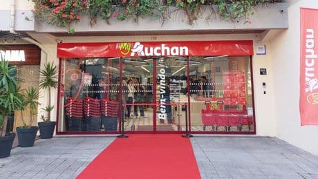 La otra cara de Auchan en la península ibérica: planea crecer en Portugal al margen del ERE de Alcampo en España