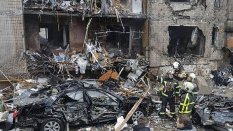 Al menos 14 muertos y 50 heridos en un ataque masivo contra Kiev que daña un edificio de la UE