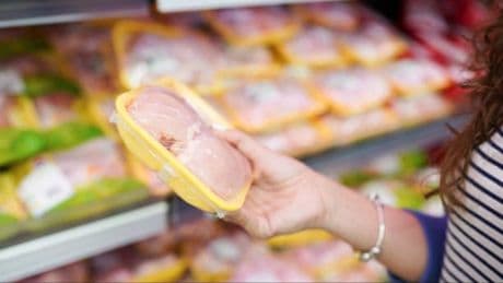 Bakterienfalle Küche: Wie Sie Hähnchen sicher zubereiten