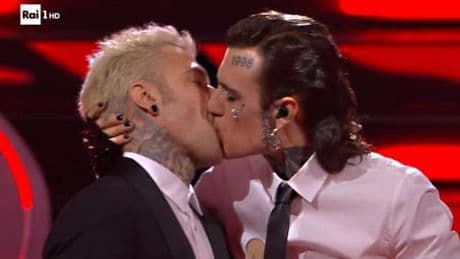 "Il bacio di Sanremo a Fedez? Studiato a tavolino". E Rosa Chemical smaschera in teatrino