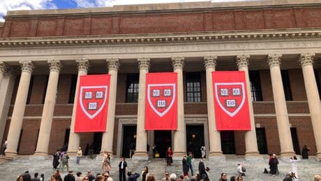 Trump redobla su presión sobre Harvard con la cancelación de todos los contratos federales con la universidad