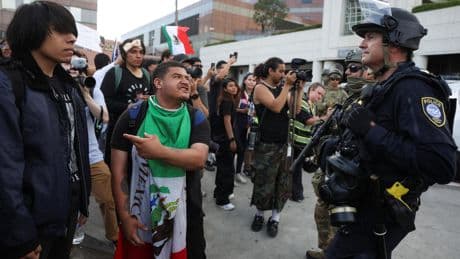 Trump pausa su programa de redadas indiscriminadas contra migrantes mientras se esperan manifestaciones masivas