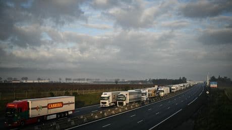 Une centaine d’automobilistes condamnés à 135 euros d’amende pour avoir filmé un accident sur l'A7