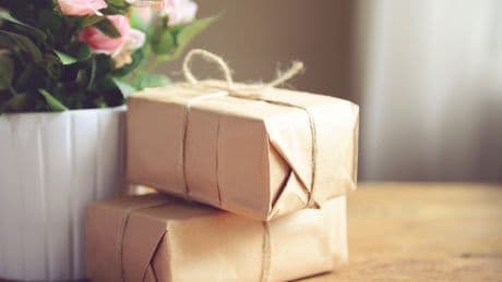 Geschenke verpacken ohne Kleber – mit dieser kunstvollen Falttechnik aus Japan