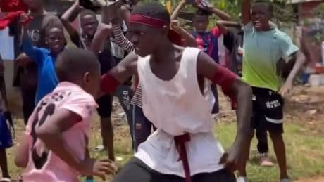 Ist das überhaupt noch Fußball? - Verrückte Spielregeln in Uganda