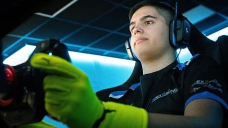 Aarón Vázquez, el joven piloto cántabro que gana a Max Verstappen