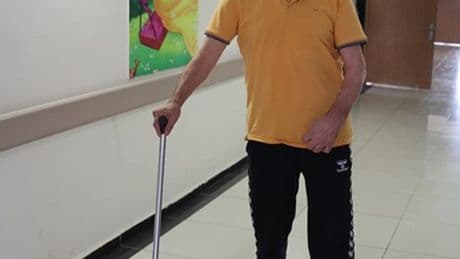 Felçli hasta sedyeyle geldiği hastaneden yürüyerek çıktı