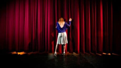« Tous les matins, dans mon nouveau boulot, je laisse ma créativité à la porte » : les illusions perdues des artistes contraints de se reconvertir