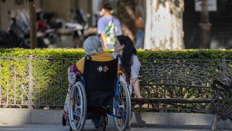 Las ayudas fiscales por cuidado de dependientes quedan sin efecto tras más de 10 años con los límites congelados