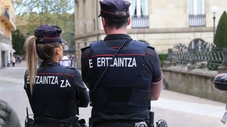 Tres detenidos por agredir a un hombre en una pelea y lesionar a cuatro agentes al resistirse a su arresto en San Sebastián
