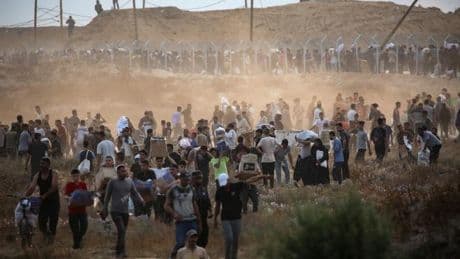Israel mata a cinco palestinos y hiere a más de 120 en puntos de reparto de comida en Gaza