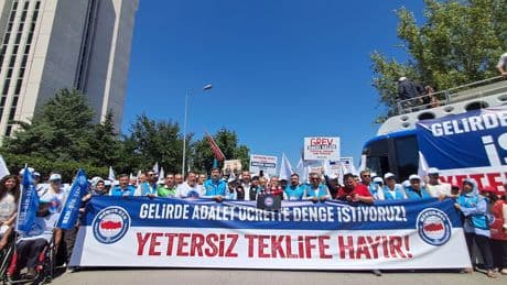 Memur-Sen, hükümetin düşük zam teklifini Çalışma Bakanlığının önünde protesto etti