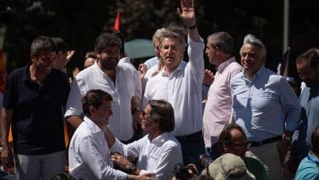 Mazón 'ofrenda' a Feijóo el músculo del PP de Alicante