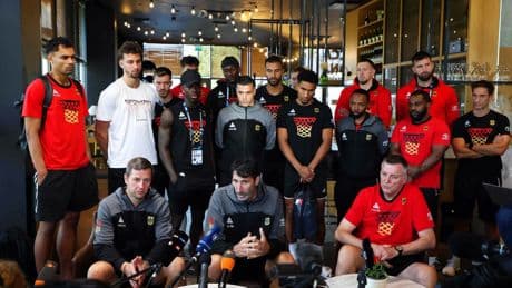 Bewegender Auftritt in Riga: Basketballer stehen zu Mumbru