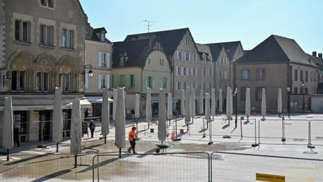 Devant la cathédrale de Chartres, les parasols à 300 000 euros sèment la discorde