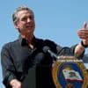 Plots toont de gouverneur van Californië een conservatief gezicht