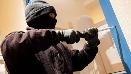 Kriminalität in Düren: Einbrecher steckt im Versteck fest - Festnahme