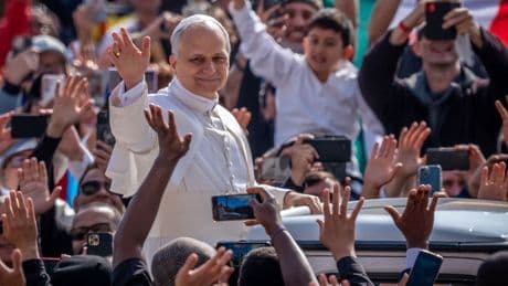 Jubelmeer für neuen Papst - Leo XIV. zeigt sich ganz nah beim Volk