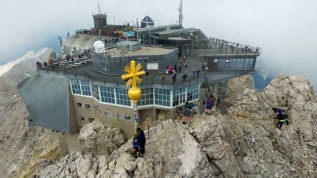 Zugspitze: Für absturzsichere Selfies: Fake-Kreuz soll Kletter-Laien vom Gipfel fernhalten