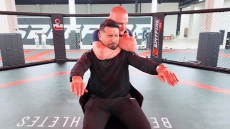 Vor laufender Kamera - MMA-Profi würgt YouTuber bewusstlos