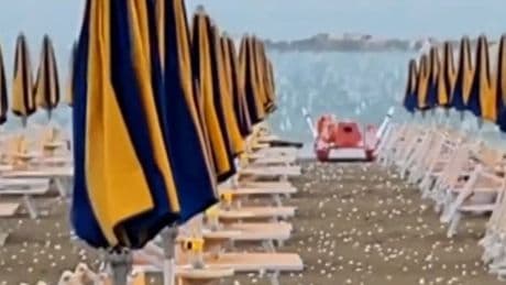 Unwetter-Alarm in Italien - Tennisball-Hagel trifft Urlaubsstrand
