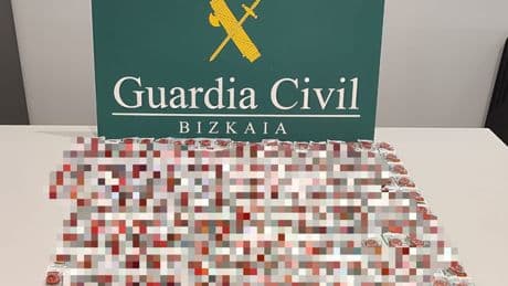 Intervienen 190 botes de bálsamo de tigre a un pasajero procedente de China en el aeropuerto de Bilbao